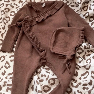 Ensemble cadeau personnalisé pour bébé : vêtements doux et naturels en coton biologique, barboteuse tricotée à volants avec bonnet - Product Image 4