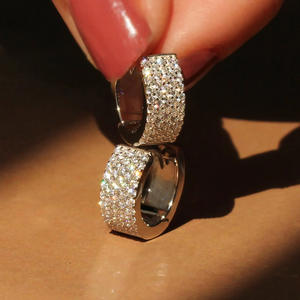 Orecchini a Cerchio E4713 in Oro Bianco con Micro Cristalli Incastonati, Stile Geometrico di Lusso per Uso Quotidiano Femminile - Product Image 4