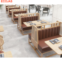 Ensemble de banquettes de restaurant avec cadre en bois fini, cloisons rembourrées marron et tables à manger