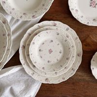 Service de table en céramique rose floral vintage français 2026 avec bord festonné en dentelle, ensemble de tasses et assiettes en porcelaine pour la location événementielle