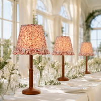Lampe de table moderne et simple à motif floral, avec base en bois et abat-jour, idéale pour chevet, mariages, fêtes, chambre, salon et décoration intérieure