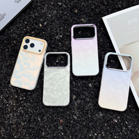 Farbenfrohe Farbverlauf-Aurora-Laser-Feder-Print Handyhülle mit galvanisiertem großem Kamera-Stoßfänger aus PC für iPhone 15 16 17 Pro Max