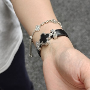 Bracelet de montre en cuir véritable magnétique à quatre feuilles de trèfle au design élégant pour Apple Watch 10 9 <span class=keywords><strong>IWatch</strong></span> 9 8 7 6 5 SE - Product Image 1