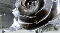 Sculpture florale personnalisée en acier inoxydable 304/316 poli miroir, squelette en acier, grande statue florale interne pour Plaza Corporate