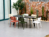 Chaise d'extérieur empilable moderne en alliage d'aluminium avec design à panneaux et logo par transfert d'eau pour la restauration et les locations événementielles (hôtels et parcs)