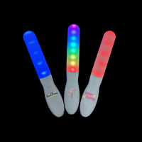 Lampe LED lumineuse avec logo personnalisé Accessoires de fête Bâtons lumineux avec télécommande pour boîtes de nuit mariages célébrations mariage en plastique