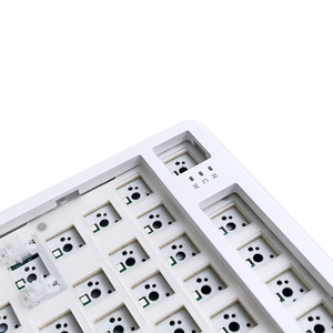 [<span class=keywords><strong>Kit</strong></span> Personalizzato OEM/ODM] <span class=keywords><strong>Kit</strong></span> Tastiera Meccanica MT108 Layout 100% Tastiera Wireless Tri-modalità Retroilluminazione RGB Hot Swap Alta Qualità - Product Image 4
