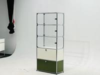Moderner Stahl-Vitrinenschrank mit Fächern und Glastür, Mehrstöckiges Aufbewahrungsregal für Waffenmodelle, Sammlervitrine für Wohnzimmer
