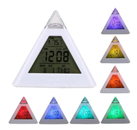 Meilleures ventes - Réveil numérique LED triangulaire à 7 couleurs changeantes - Fonction snooze - Horloge de table pour enfants
