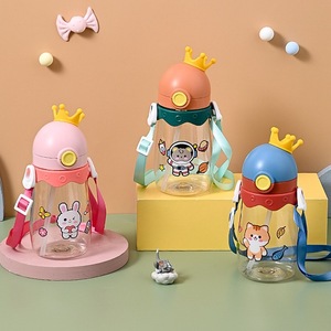 ขวดน้ำพลาสติกสำหรับเด็ก ลายมงกุฎ ปลอดสาร BPA ลายการ์ตูน ฝาเกลียวพร้อมหลอดดูด สายสะพายหลังสำหรับเด็กไปโรงเรียน - Product Image 1