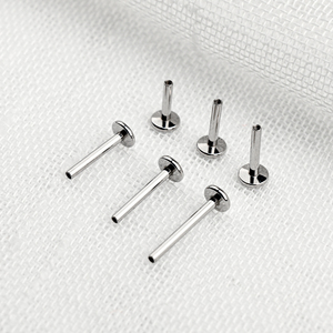 Piercing à broche en titane G23 16G F136 avec filetage interne pour lèvre, labret et cartilage - Product Image 1