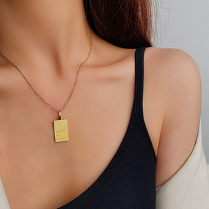 Colgante rectangular personalizado con símbolos grabados, joyería geométrica, mensaje inspirado - Product Image 3
