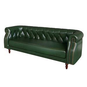 Canapé Chesterfield en cuir capitonné pour bar à whisky ou salon - Product Image 1