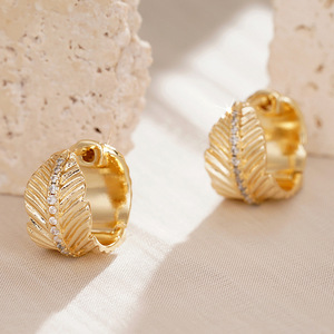 Orecchini da Donna a Forma di Foglia con Micro Pavé di Zirconi, Gioielli alla Moda in Tono Oro - Product Image 3