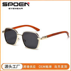 Gafas de Sol Rectangulares con Marco Completo de Metal con Aspecto de Madera, Protección UV400, Unisex para Adultos, en Caja - Product Image 3