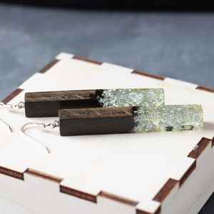 Boucles d'oreilles tendance en résine et en bois, bijoux faits à la main écologiques, design léger, idéal pour un usage quotidien, les anniversaires et les cadeaux - Product Image 2