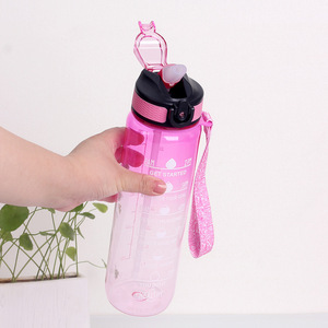 Bouteille d'eau de sport dégradée colorée de grande capacité avec poignée de couvercle à rabat Équipement de fitness en plastique transparent pour le camping - Product Image 5