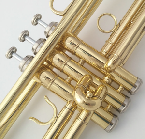 Venta al por mayor profesional B-flat trompeta banda <span class=keywords><strong>de</strong></span> oro tocando <span class=keywords><strong>corneta</strong></span> con tono Bb instrumento <span class=keywords><strong>de</strong></span> latón pesado superficie <span class=keywords><strong>de</strong></span> <span class=keywords><strong>cobre</strong></span> laca <span class=keywords><strong>de</strong></span> oro - Product Image 4
