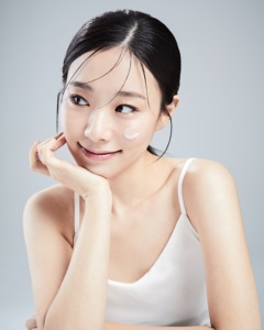 หลอดควบคุมน้ำมันหอมระเหยบริสุทธิ์สำหรับดูแลไขมันและรูขุมขนด้วยส่วนผสมการปอกเปลือกที่อ่อนโยนและสารสกัดจากธรรมชาติที่ผลิตในประเทศเกาหลี - Product Image 4