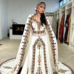 Robe de mariée traditionnelle élégante blanche brodée et colorée Badroune pour femme, longueur ras du sol, coupe classique, style banane, indienne et pakistanaise - Product Image 1