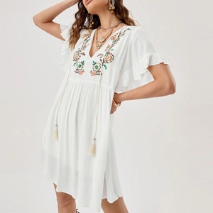 Vestido de Verano de Lino Personalizado OEM para Mujer, Vestido Casual Mini de Algodón y Chifón con Mangas de Mariposa y Hermoso Bordado Floral - Product Image 4