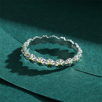Benutzer definierte einzigartige vergoldete Silber 925 feine Ringe Vintage Design stapelbar zierlich gravierte Blume Mädchen Schmuck Bulk billige Optionen