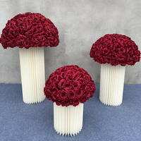Vente flash Boule de fleurs artificielles en soie rouge foncé romantique de couleur bordeaux pour centre de table de mariage ou proposition de mariage