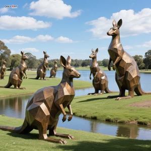 Personalizado Resort al aire libre Riverside decoración pública moderna grande bronce fundido gigante geometría canguros manada soporte escultura <span class=keywords><strong>de</strong></span> bronce - Product Image 4