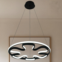 Lampe suspendue florale incurvée au design minimaliste noir contrasté, idéale pour compléter divers intérieurs contemporains