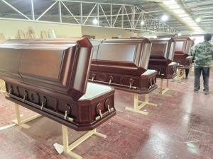 Casse Funebri in Legno Stile Americano Direttamente dalla Fabbrica, Ecologiche e Personalizzabili con Finitura in Legno Naturale - Product Image 4