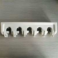Organisateur de rangement mural multifonctionnel en plastique pour outils de nettoyage, support pour balai et serpillière, pour usage domestique, conception OEM, emballage en boîte