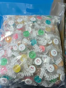 Bonbons durs en tablettes de cristal mélangés, saveur fruitée, motif visage souriant, en sachet rouge, haute valeur esthétique - Product Image 3