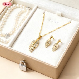 مجوهرات هنغديان مطلية بالذهب عيار 18 قيراط مرصعة بالزركون الكامل على شكل ريشة، مجموعات مجوهرات أنيقة للنساء بالجملة لإطلالات الخريف/المواعيد/الحفلات - Product Image 1