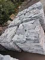 Freiform Naturstein-Verblender aus grauem Quarzit mit unregelmäßigem Muster, mehrfarbige graue Schieferwandverkleidung mit Ecken
