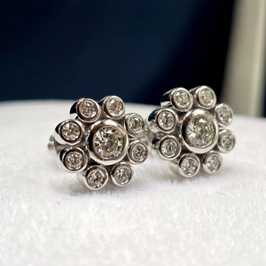 Boucles d'oreilles clous fleur en argent sterling 925, moissanite taille brillant ronde VVS, serties de diamants, avec fermoir à vis, pour femme - Product Image 1