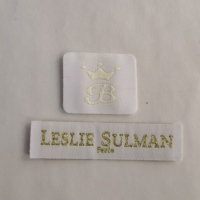 Étiquettes de col de vêtement pliées en deux haute densité écologiques YH-WL45, personnalisées avec logo de marque couleur privée, étiquettes tissées damassées, sérigraphie
