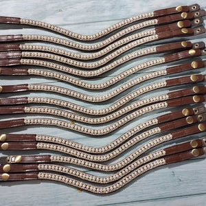 Bandeau de sourcil en cristal brillant en forme de V pour chevaux, accessoire de bride équestre en cuir de haute qualité, vente en gros OEM, fabricant indien - Product Image 1