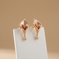 Boucles d'oreilles clous en cuivre plaqué or 18 carats motif fleur de lys Calla, bijoux tendance et élégants à pétales sculptés pour femme, fabriquées aux États-Unis, cadeau