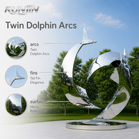 Sculpture d'art métallique grand format en acier inoxydable poli miroir, motif poisson en spirale sautant, pour jardin et parc extérieur, fabrication sur mesure