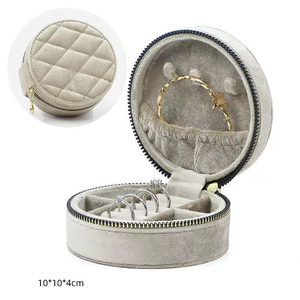 กล่องใส่เครื่องประดับทรงกลมแบบใหม่ ดีไซน์หรูหรา สำหรับพกพา พร้อมช่องเก็บกำไล  ลายนูน  โลโก้สั่งทำได้  ลายควิลท์ - Product Image 4