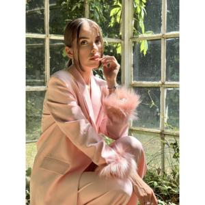 Ensemble de costume élégant pour femme en rose poudré, veste en satin, pantalon, poignets fourrés, 100% polyester - Product Image 1
