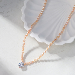 Collar Gargantilla RINNTIN GPN103 con Colgante de Circonita Cúbica de 5A y Perla Cultivada de Agua Dulce Rosa para Mujer - Product Image 4