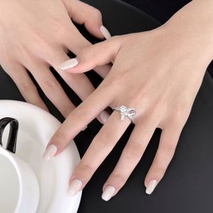 แหวนดีไซน์โบว์คลาสสิก Dylam รุ่น Forever Love Knot Promise Ring แหวนแต่งงานดีไซน์โบว์สวยหรู ประดับเพชรคิวบิกเซอร์โคเนีย แหวนหมั้น - Product Image 3