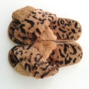 Nuove Pantofole da <span class=keywords><strong>Donna</strong></span> in Cotone Antiscivolo Calde con Stampa Leopardata e Design Incrociato in Peluche - Product Image 3