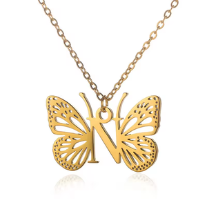 Collar con Colgante de Acero Inoxidable con Letra Inicial de la A a la Z, Diseño de Ala de Mariposa Calada en Oro PVD de 18k - Product Image 6
