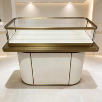 Comptoir d'exposition de bijoux de luxe avec 6 vitrines en verre à LED sur 360 degrés °   Voir les meubles modulaires pour l'aménagement de boutiques de détail