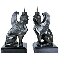 Statue de Sphinx ailé en bronze patiné antique, décorée dans un showroom moderne