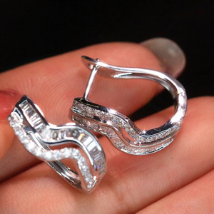 Orecchini E3133 in Oro Bianco con Diamanti Taglio Baguette, Gioielli di Lusso da Donna per Matrimonio, Diamanti Naturali Colore D - Product Image 4