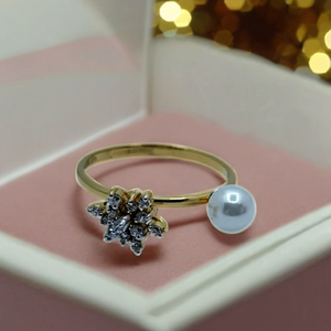 Elegante Anillo de Oro de 22K con Perla y Diseño Floral de Diamantes, Anillo de Dedo Estiloso para Mujer, Joyería de Lujo para Uso Diario - Product Image 2