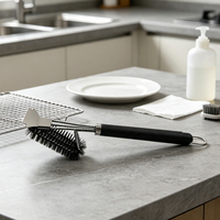 Brosse de nettoyage de barbecue robuste 3-en-1 avec grattoir et poils en acier, manche long de 40,3 cm pour grilles à gaz et à charbon de bois